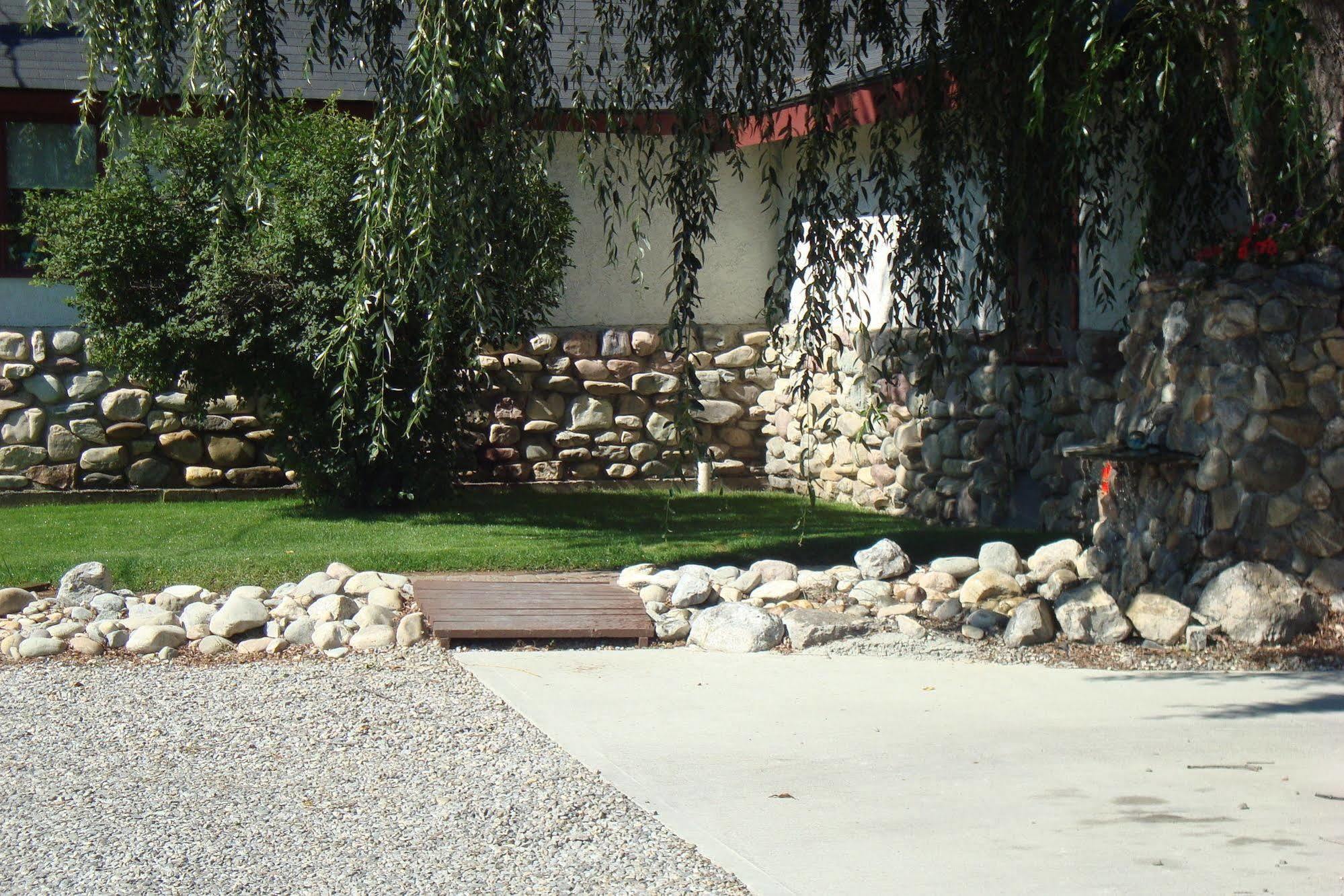 Ypc Fitness & Accomodations Invermere Exteriér fotografie